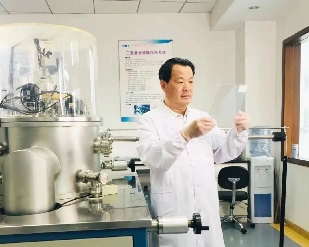 		新质料故事 | 0.12mm超薄玻璃，，，，，，玻璃中的黑科技_故事_尊龙凯时集团有限公司	