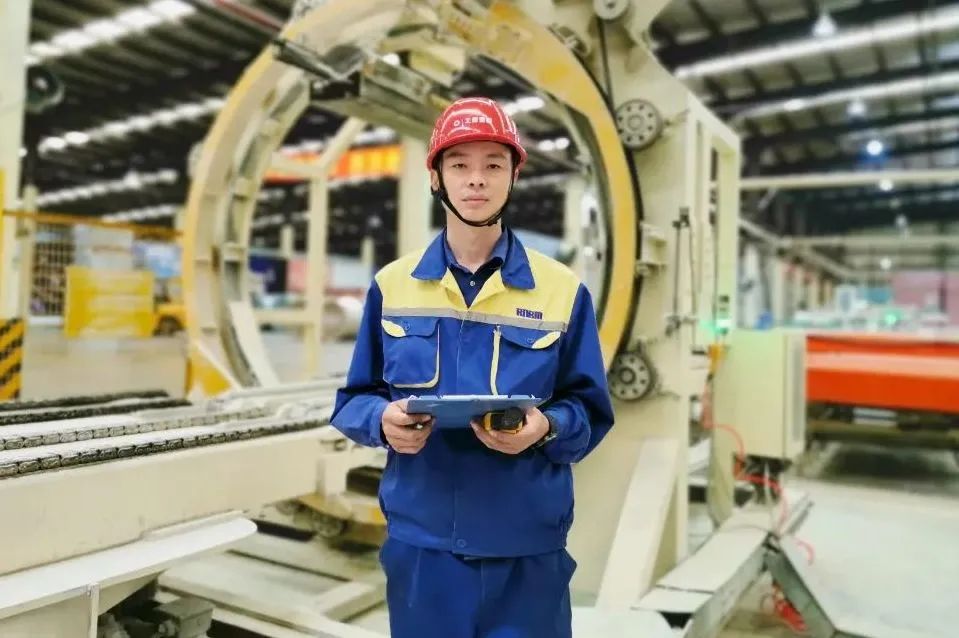 		最美工程手艺职员 | 北新建材王浩然：坚守一线 潜心钻研的“生产线医生”_人物_尊龙凯时集团有限公司	