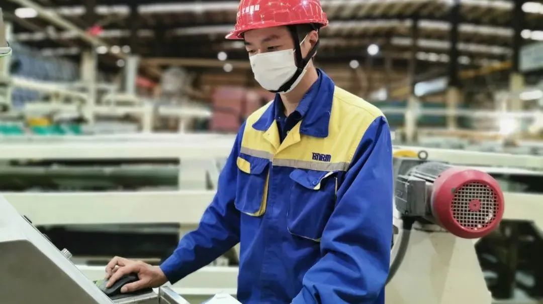 		最美工程手艺职员 | 北新建材王浩然：坚守一线 潜心钻研的“生产线医生”_人物_尊龙凯时集团有限公司	