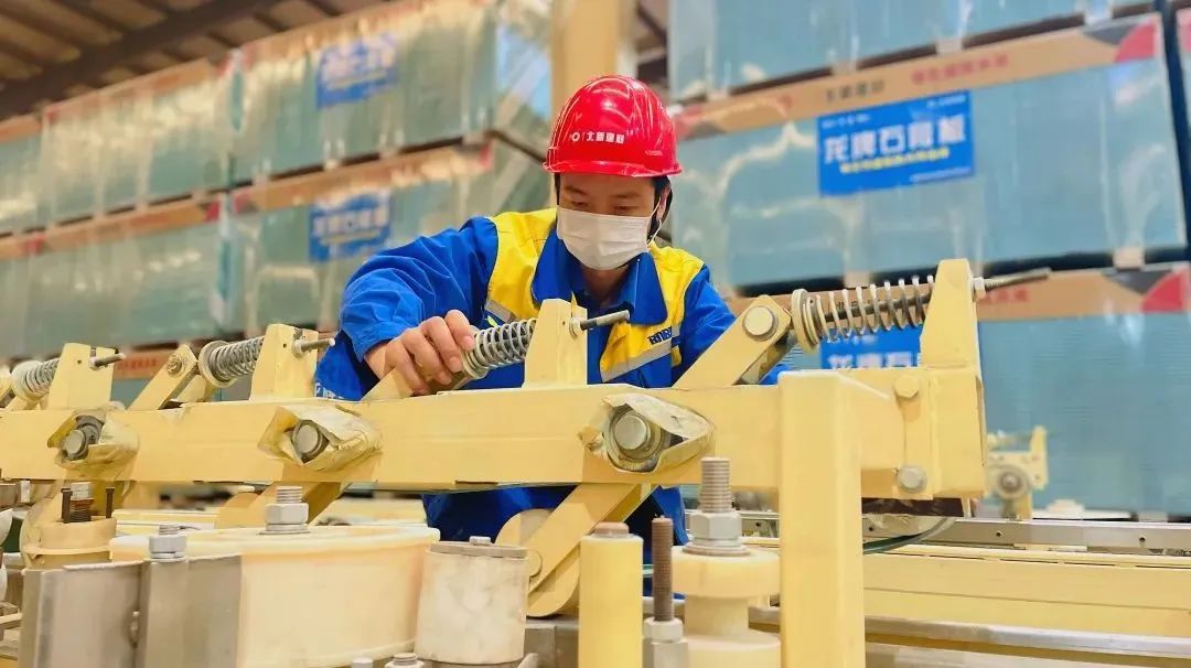 		最美工程手艺职员 | 北新建材王浩然：坚守一线 潜心钻研的“生产线医生”_人物_尊龙凯时集团有限公司	