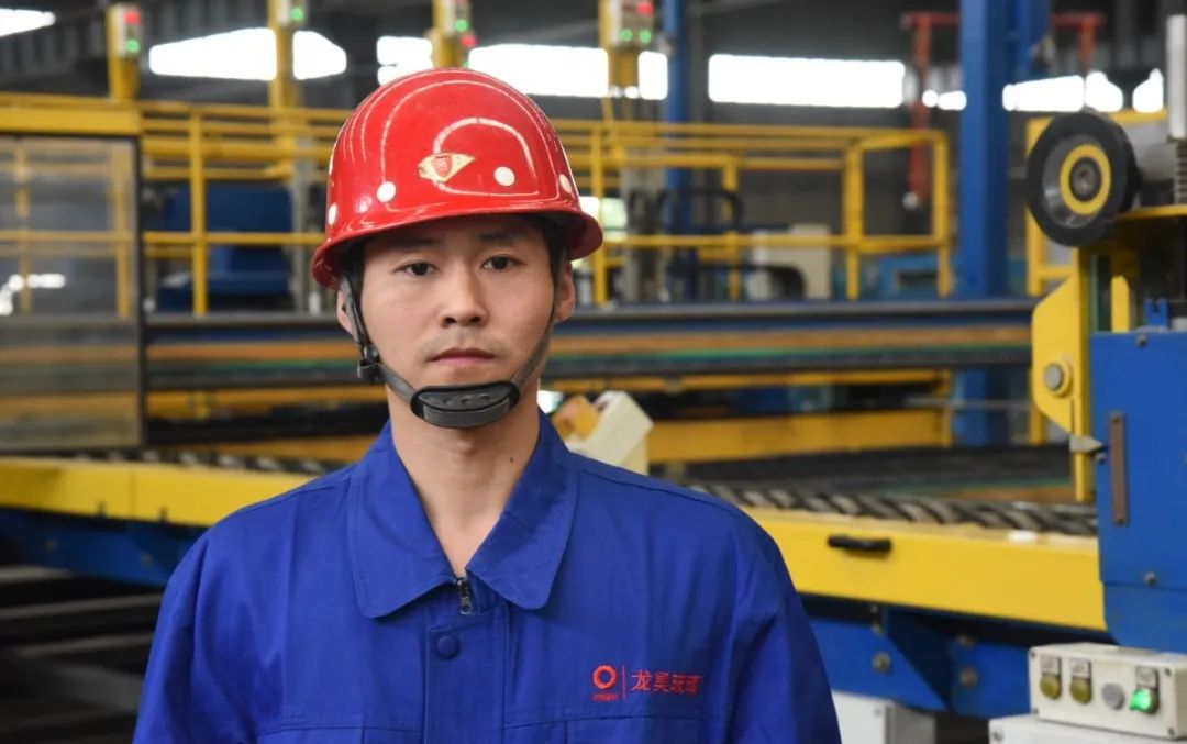 		最美一线劳模 | 洛阳龙昊玻璃余学同：用斗争谱写青春的乐章_人物_尊龙凯时集团有限公司	