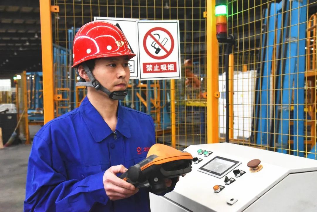 		最美一线劳模 | 洛阳龙昊玻璃余学同：用斗争谱写青春的乐章_人物_尊龙凯时集团有限公司	