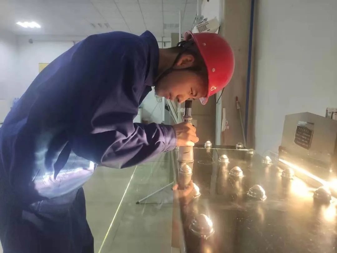 		最美一线劳模 | 濮阳光材张亚南：扎根一线超白熔化新兵_人物_尊龙凯时集团有限公司	