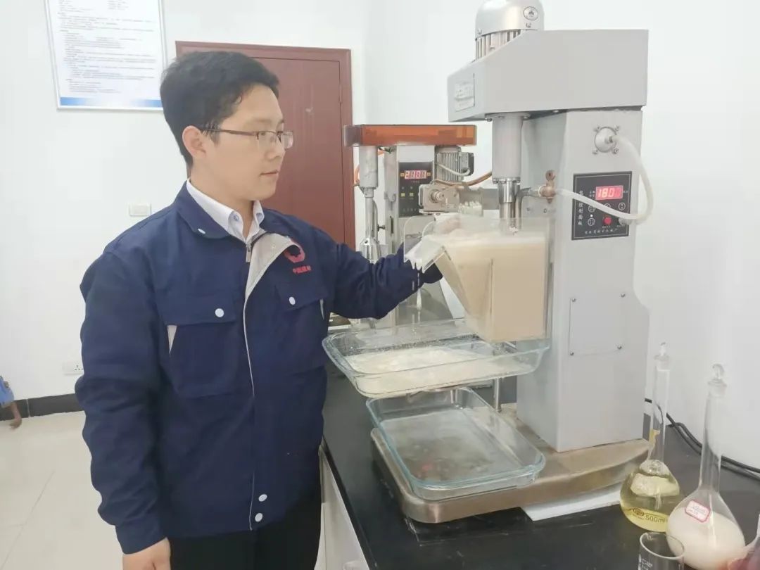 		最美科研先锋 | 中建材玻璃新质料研究总院张乾伟：质朴拼搏的凯盛矿产人_人物_尊龙凯时集团有限公司	