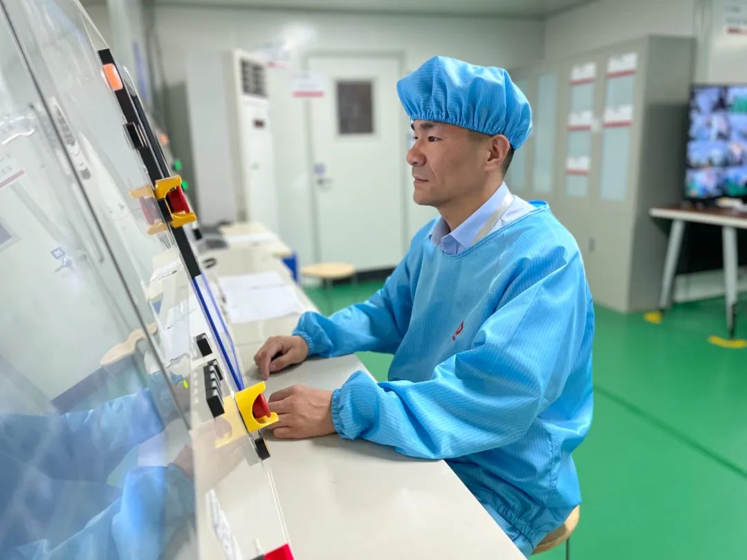 		最美科研先锋丨中材锂膜内蒙锂膜邓鹏飞：初心如磐，，，笃行致远_人物_尊龙凯时集团有限公司	