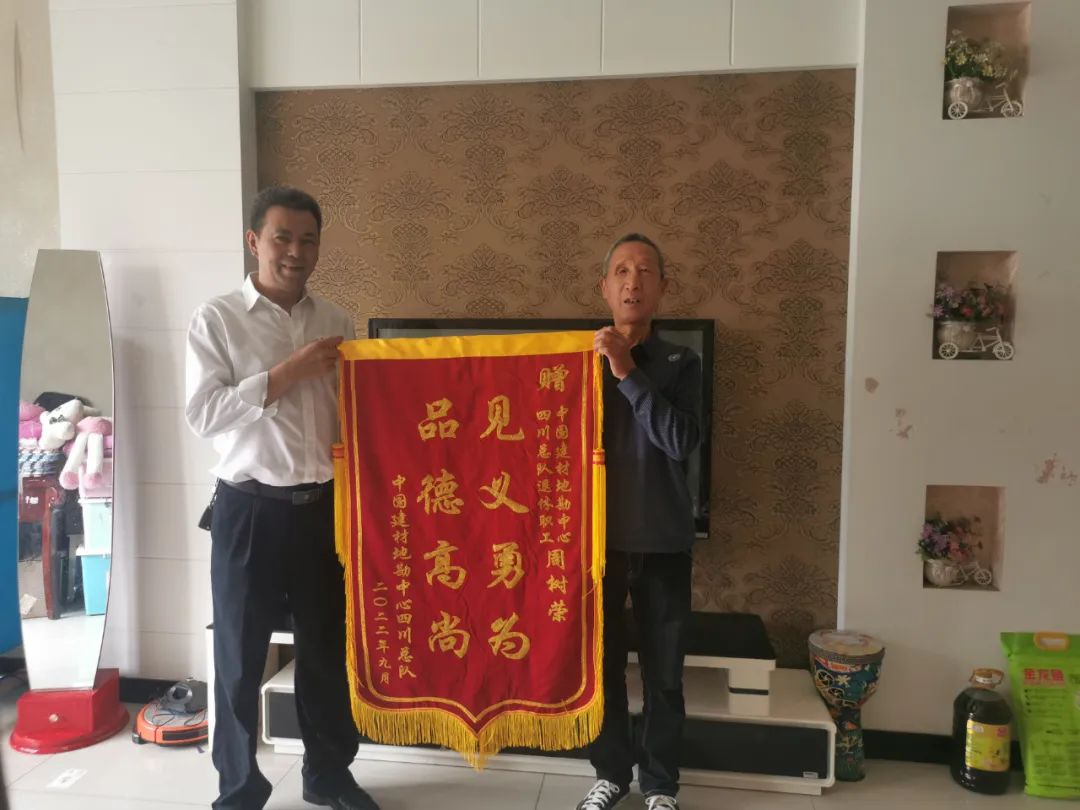  生死瞬间！尊龙凯时71岁退休职工奋掉臂身下水救人_斗争有我_尊龙凯时集团有限公司 