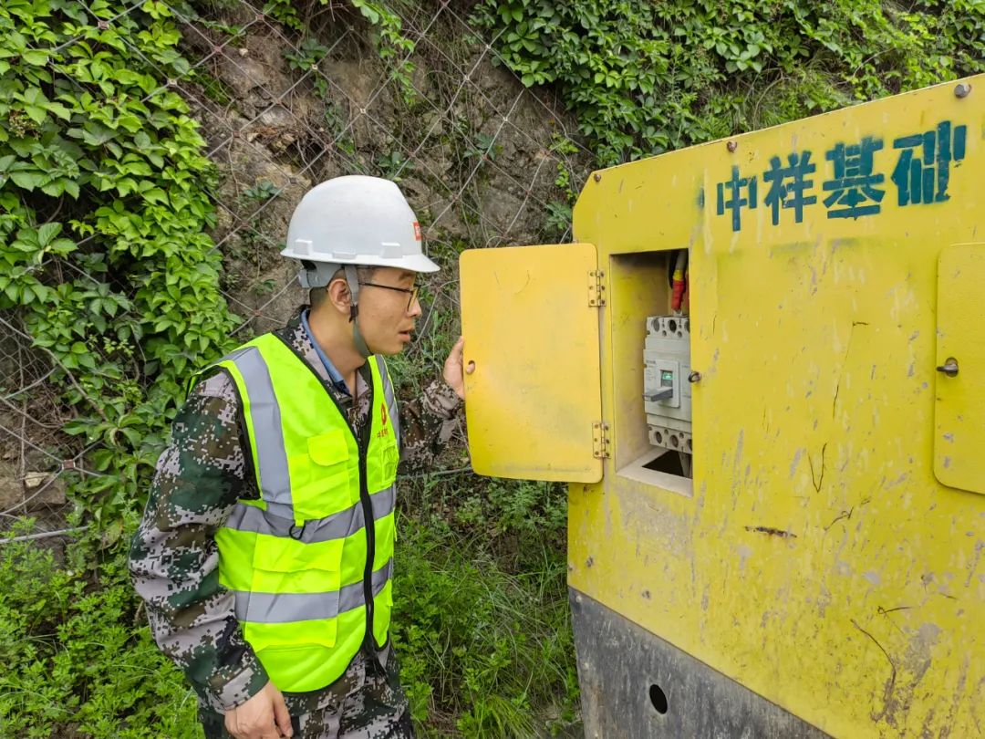  最美工程手艺职员 | 地勘中心陕西总队杨明：坚持梦想 勇猛拼搏 谱写青春赞歌_斗争有我_尊龙凯时集团有限公司 