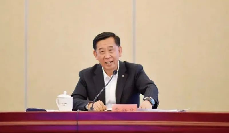  李新华到集团第十四期中青班座谈交流：学习贯彻党的二十大精神，，，，建设天下一流企业_要闻_尊龙凯时集团有限公司 