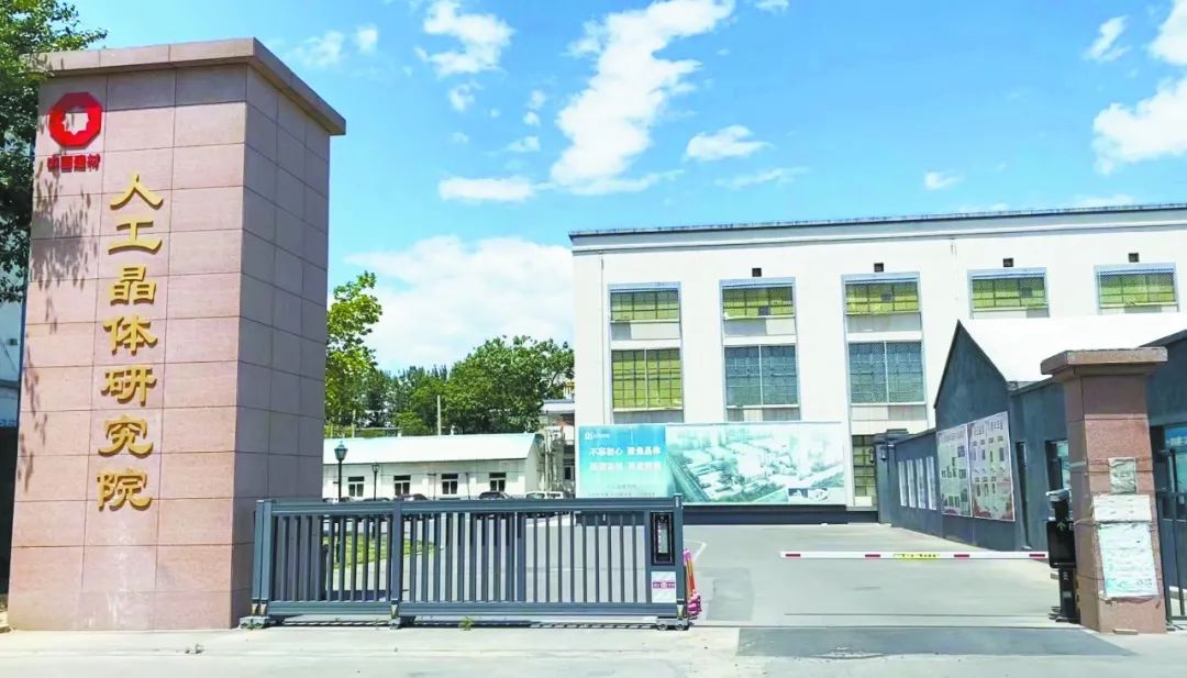 		特殊十年·特殊报道⑧ | 人工晶体院：“金刚钻”是怎样炼成的_媒体报道_尊龙凯时集团有限公司	