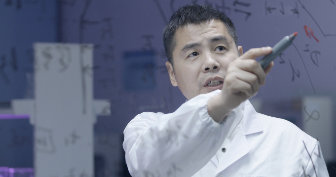 		最美科研先锋 | 南玻有限费传军：立异攻坚功效性膜质料，，，，，坚决打赢蓝天守卫战_人物_尊龙凯时集团有限公司	