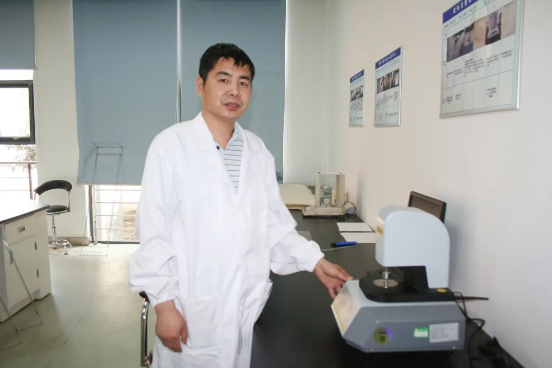		最美科研先锋 | 南玻有限费传军：立异攻坚功效性膜质料，，，，，坚决打赢蓝天守卫战_人物_尊龙凯时集团有限公司	