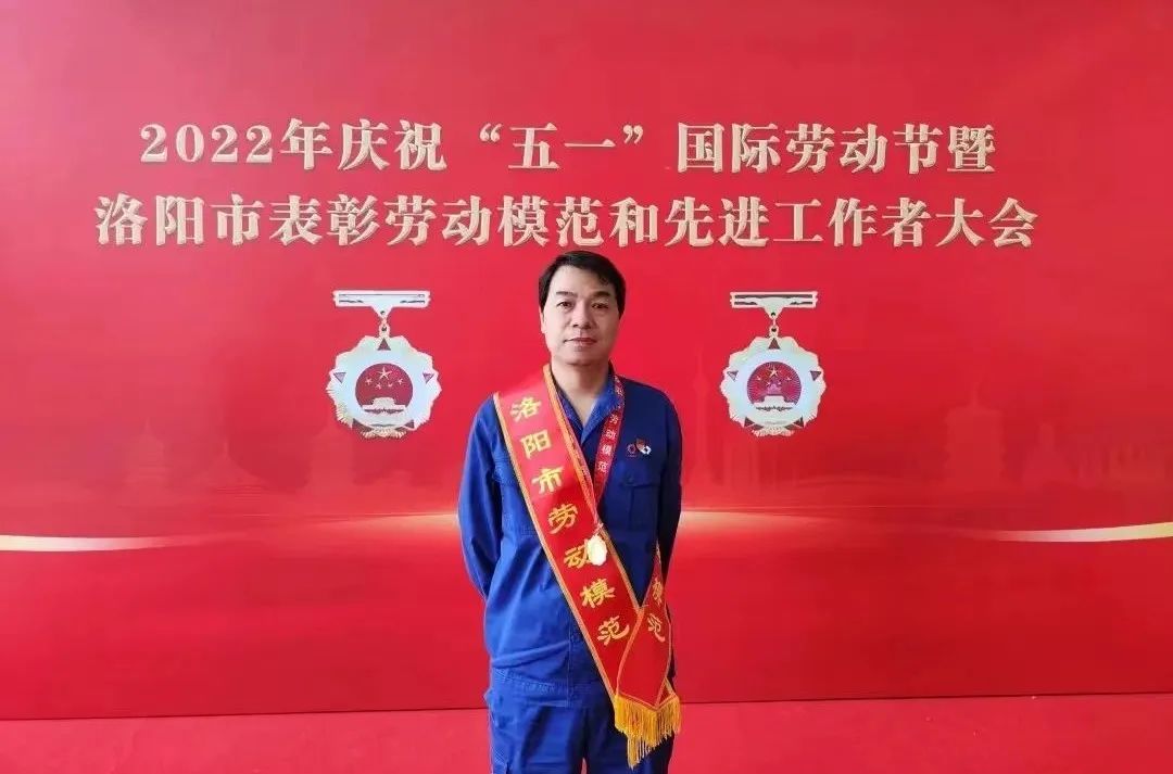 		最美一线劳模丨龙海玻璃张同海：铁肩挑重担 奋进新时代_人物_尊龙凯时集团有限公司	
