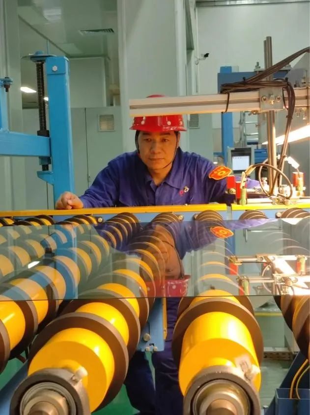 		最美一线劳模丨龙海玻璃张同海：铁肩挑重担 奋进新时代_人物_尊龙凯时集团有限公司	