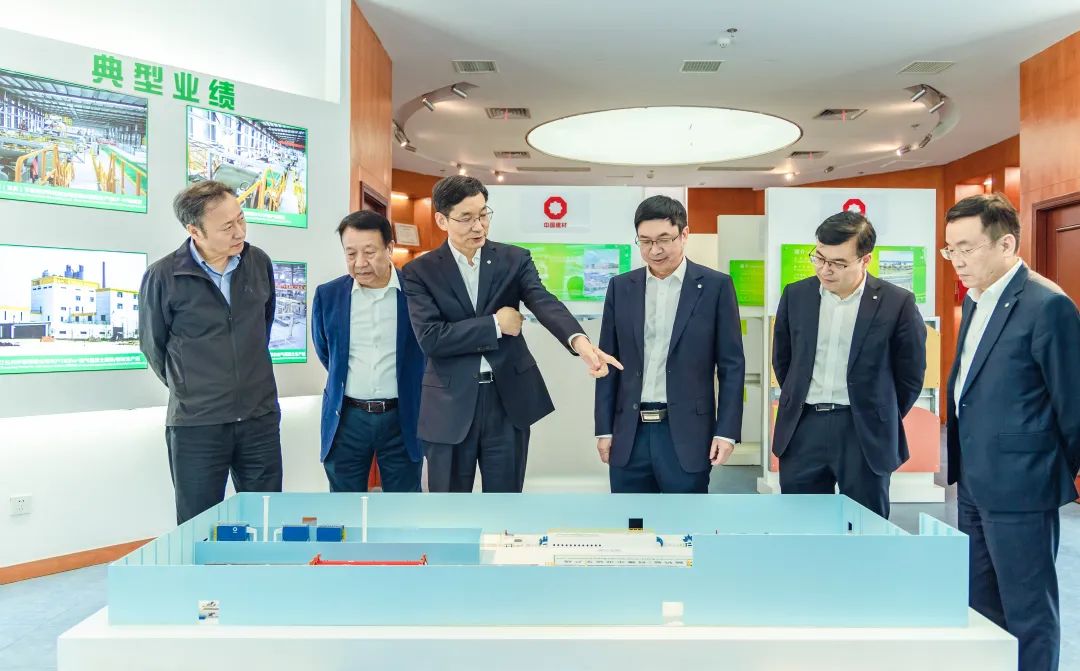 		周育先调研部分在汉企业并召开座谈会_尊龙凯时要闻_尊龙凯时集团有限公司	