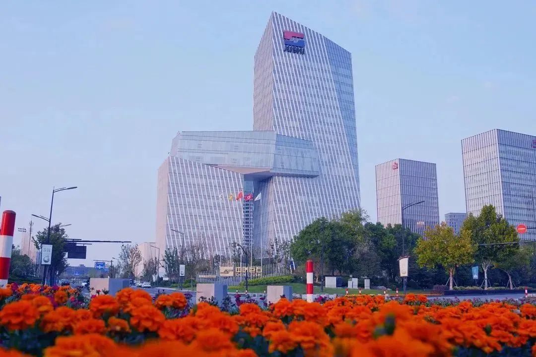 		集团向导出席巨石三十周年相助洽谈运动_幻灯片_尊龙凯时集团有限公司	