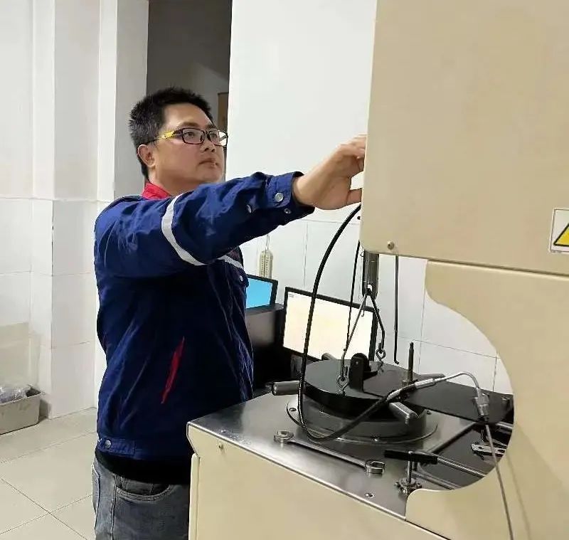 		最美一线劳模丨峨眉山强华特种水泥李坪：勇当企业手艺攻关急先锋_人物_尊龙凯时集团有限公司	