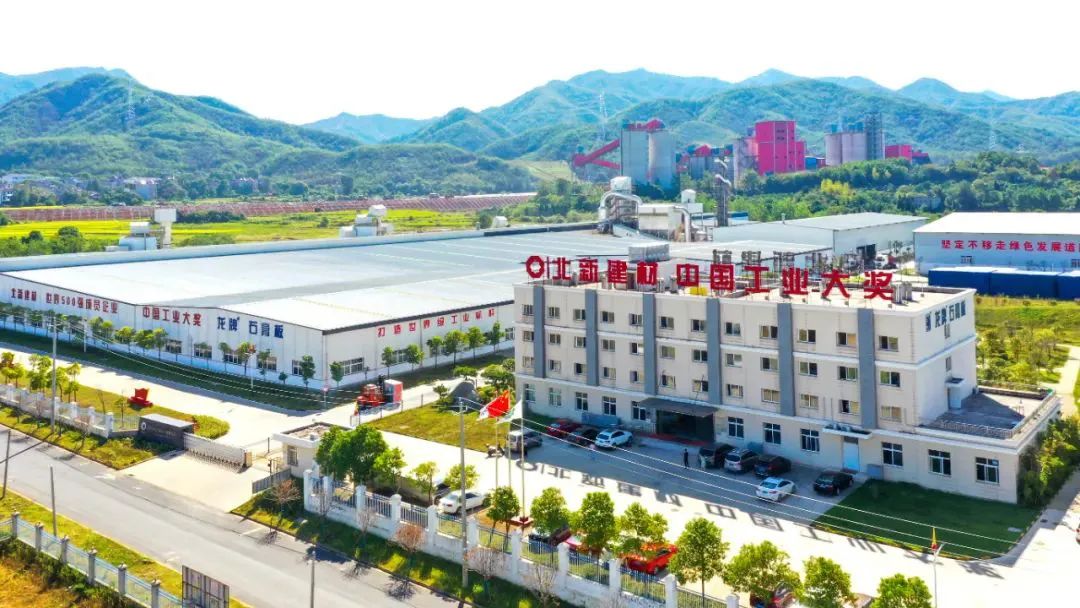		春意弥漫，，，，，草色青翠，，，，，小料带你畅游尊龙凯时国家级绿色工厂～_责任与文化_尊龙凯时集团有限公司	