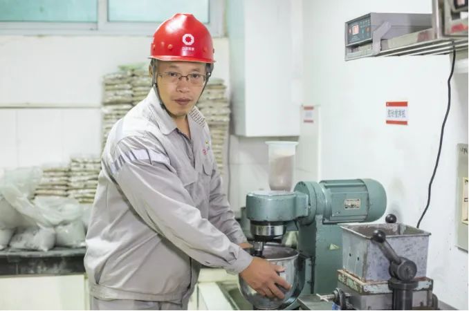 		最美一线劳模丨浙江水泥何森洪：积木成森、聚流成洪，，，，，35年手艺积累诠释“行行出状元”_人物_尊龙凯时集团有限公司	
