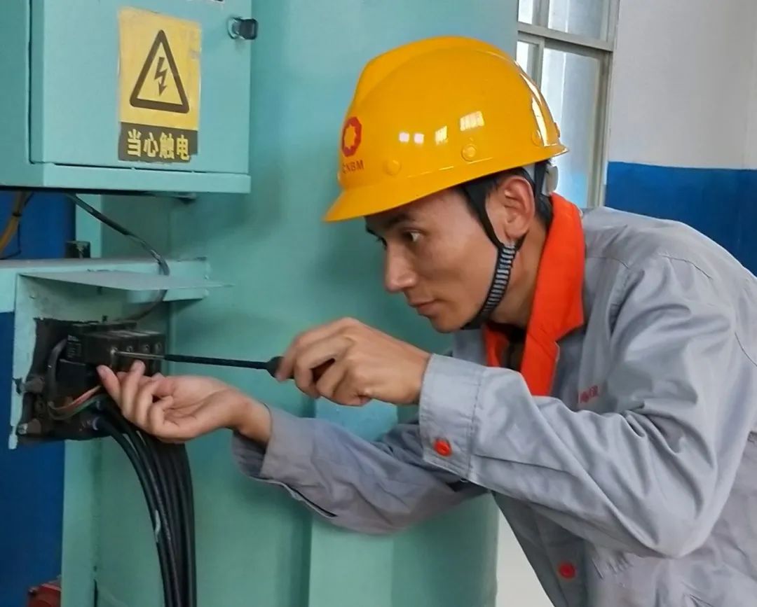 		最美一线劳模丨新余南方徐文龙：不负韶华 匠心筑梦_最美建材人_尊龙凯时集团有限公司	