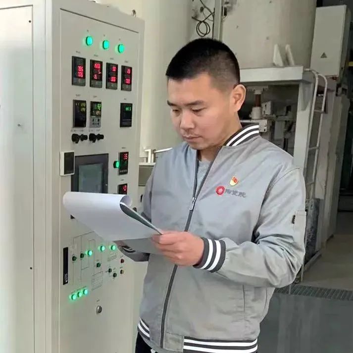 		最美工程手艺职员｜咸阳陶瓷院任佳乐：烨匠心之火 灼陶瓷之光_最美建材人_尊龙凯时集团有限公司	