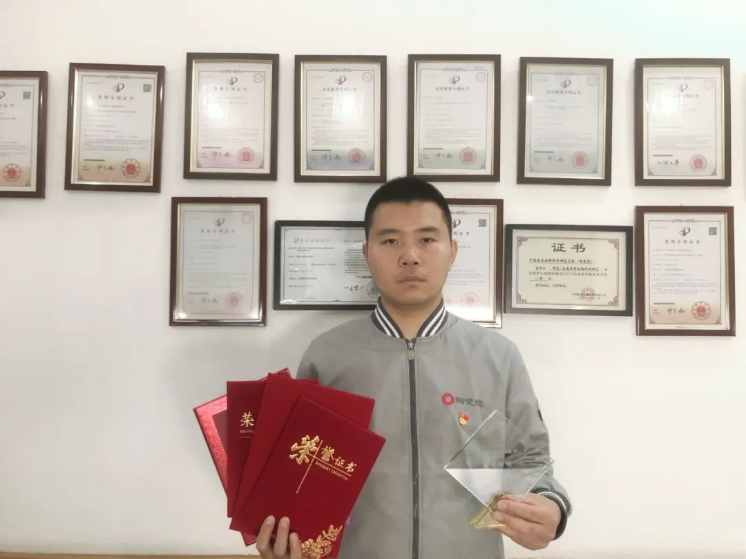 		最美工程手艺职员｜咸阳陶瓷院任佳乐：烨匠心之火 灼陶瓷之光_最美建材人_尊龙凯时集团有限公司	