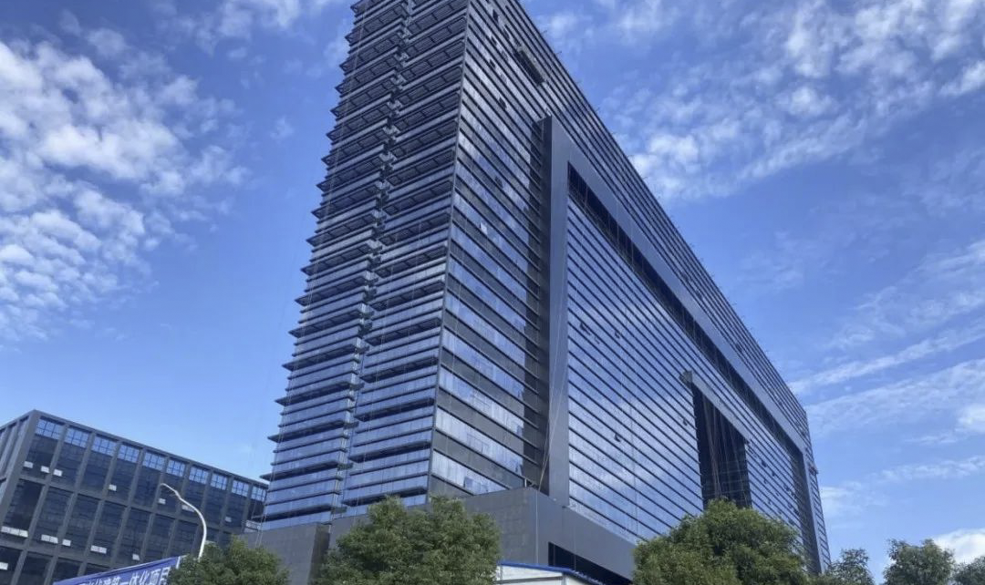 		《人民日报》聚焦绿色建材！凯盛发电玻璃助力修建业转型升级_媒体报道_尊龙凯时集团有限公司	