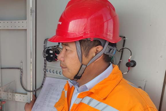 		丝路员工生长记?｜面临外洋项目，，，，，，他俩“等不起、慢不得、坐不。。。。。　盻人物_尊龙凯时集团有限公司	