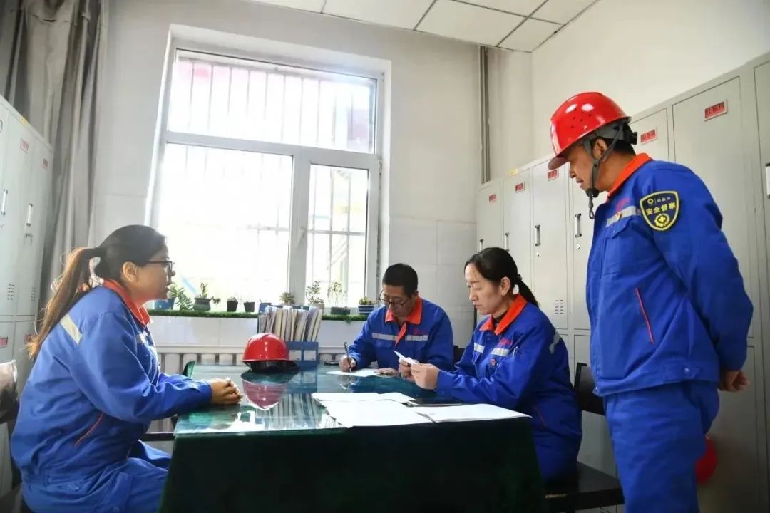 		不畏寒风暖一冬~“尊龙凯时牌”工装穿起来！_责任与文化_尊龙凯时集团有限公司	