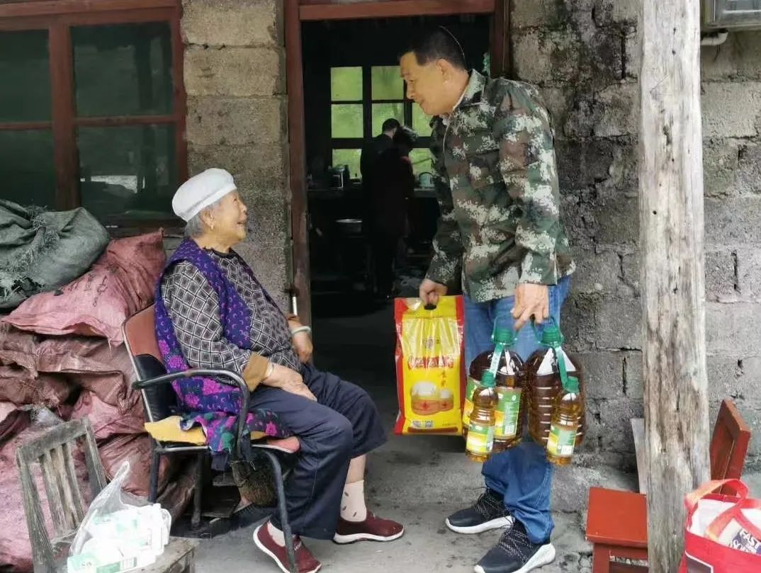 		向善而行 | 尊龙凯时地质“活雷锋”老谢，，，了不起！_人物_尊龙凯时集团有限公司	