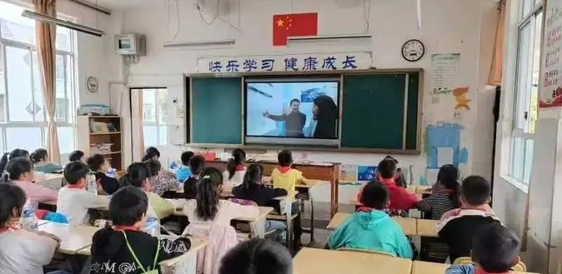 		质料江湖科普直播课~吸引千所小学的师生与400多万网友寓目！_企业动态_尊龙凯时集团有限公司	