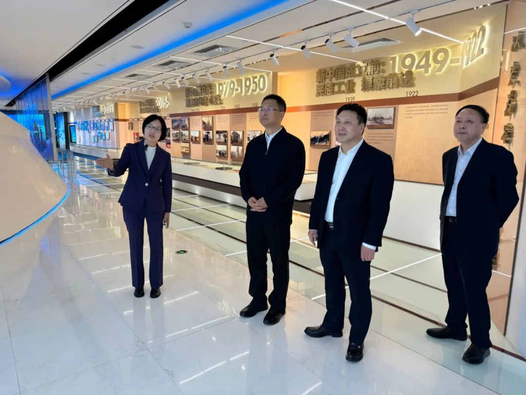 		周育先会见湖南省委常委、岳阳市委书记谢卫江一行_尊龙凯时要闻_尊龙凯时集团有限公司	