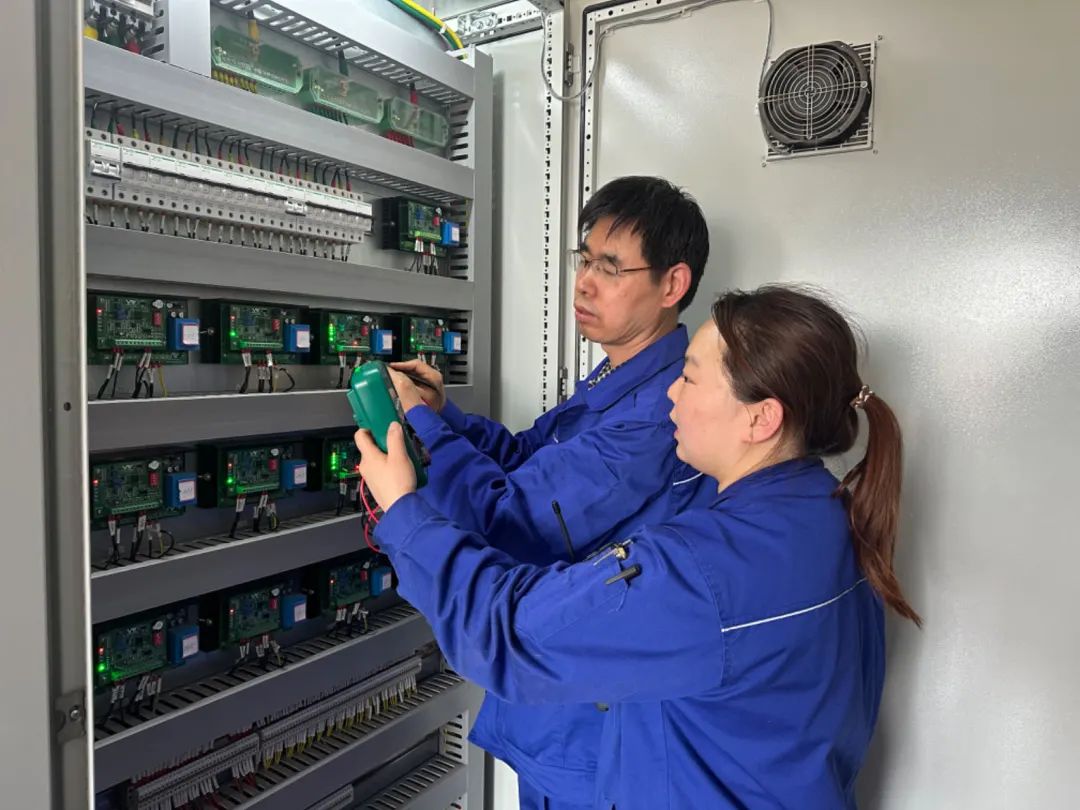 		天下工人先锋号｜耀华（秦皇岛）生产运行部：晶莹天下中闪灼的“工匠精神”_企业动态_尊龙凯时集团有限公司	