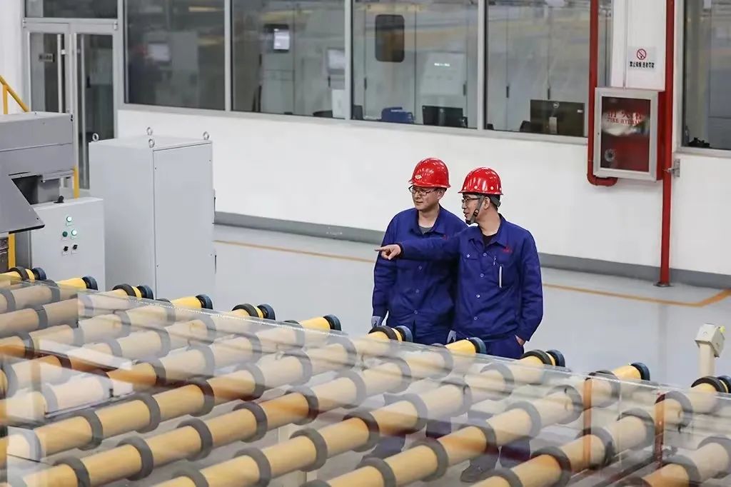 		天下工人先锋号｜耀华（秦皇岛）生产运行部：晶莹天下中闪灼的“工匠精神”_企业动态_尊龙凯时集团有限公司	