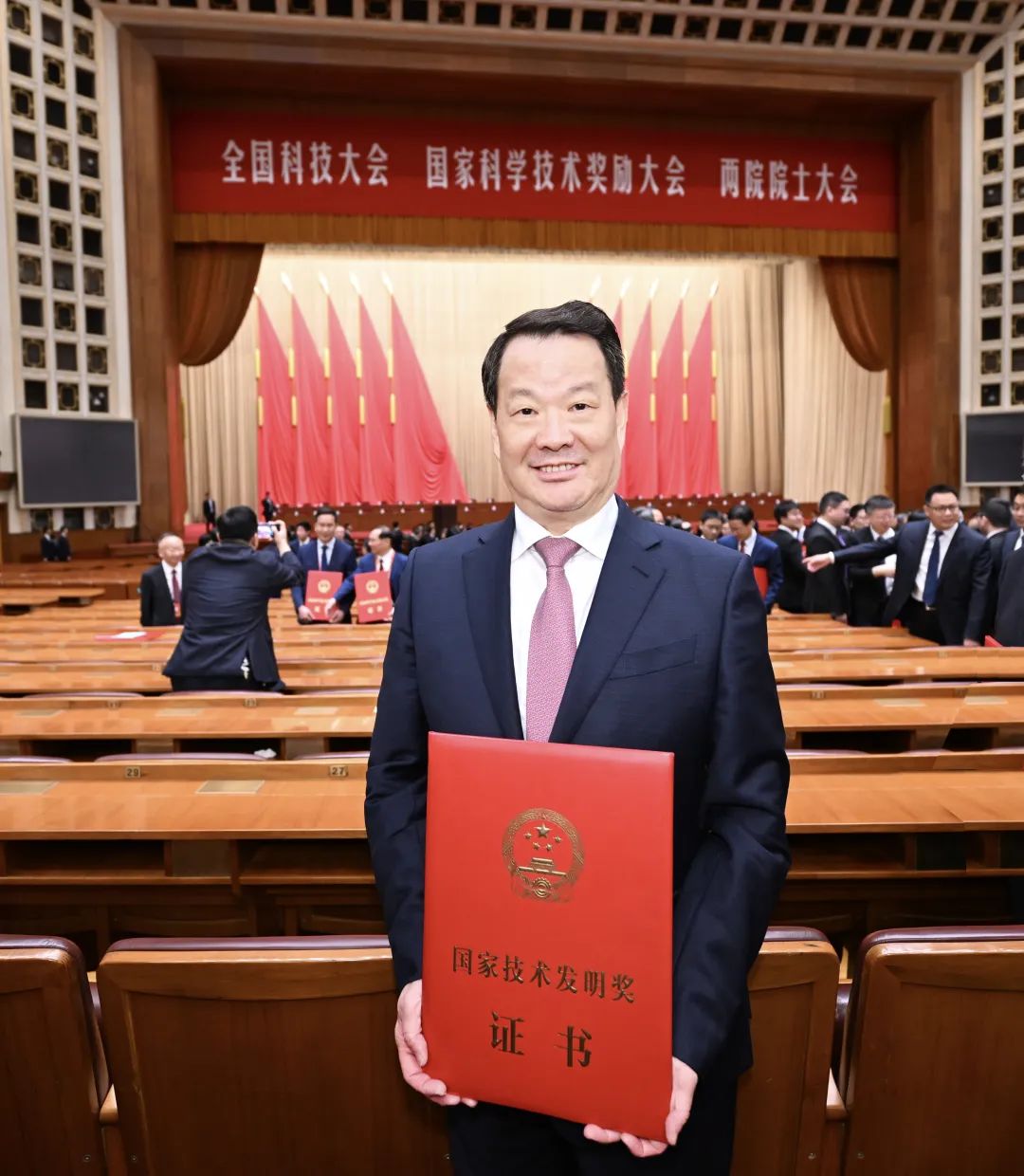 		重磅！尊龙凯时集团高世代浮法玻璃基板荣获2023年度国家手艺发明奖_企业动态_尊龙凯时集团有限公司	
