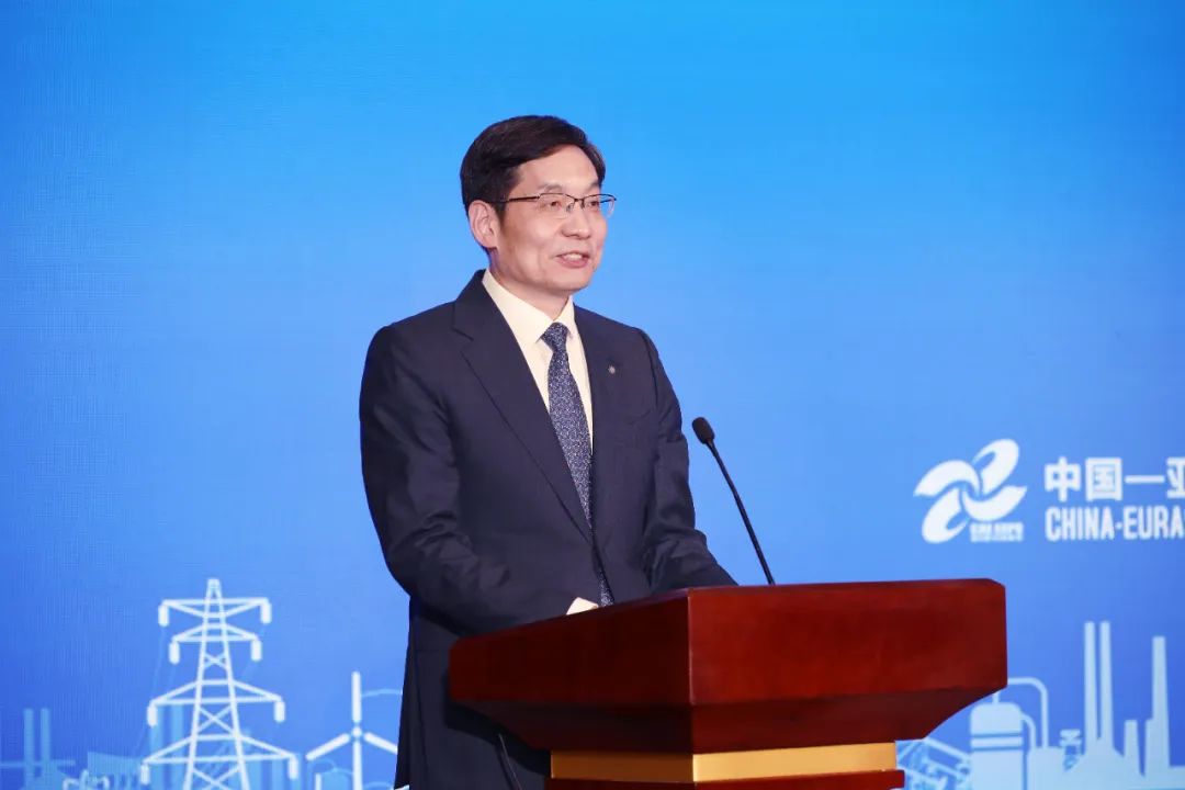		周育先受邀出席“中国工业大奖企业走进新疆 增进区域经济高质量生长座谈会”并调研集团在疆企业_幻灯片_尊龙凯时集团有限公司	
