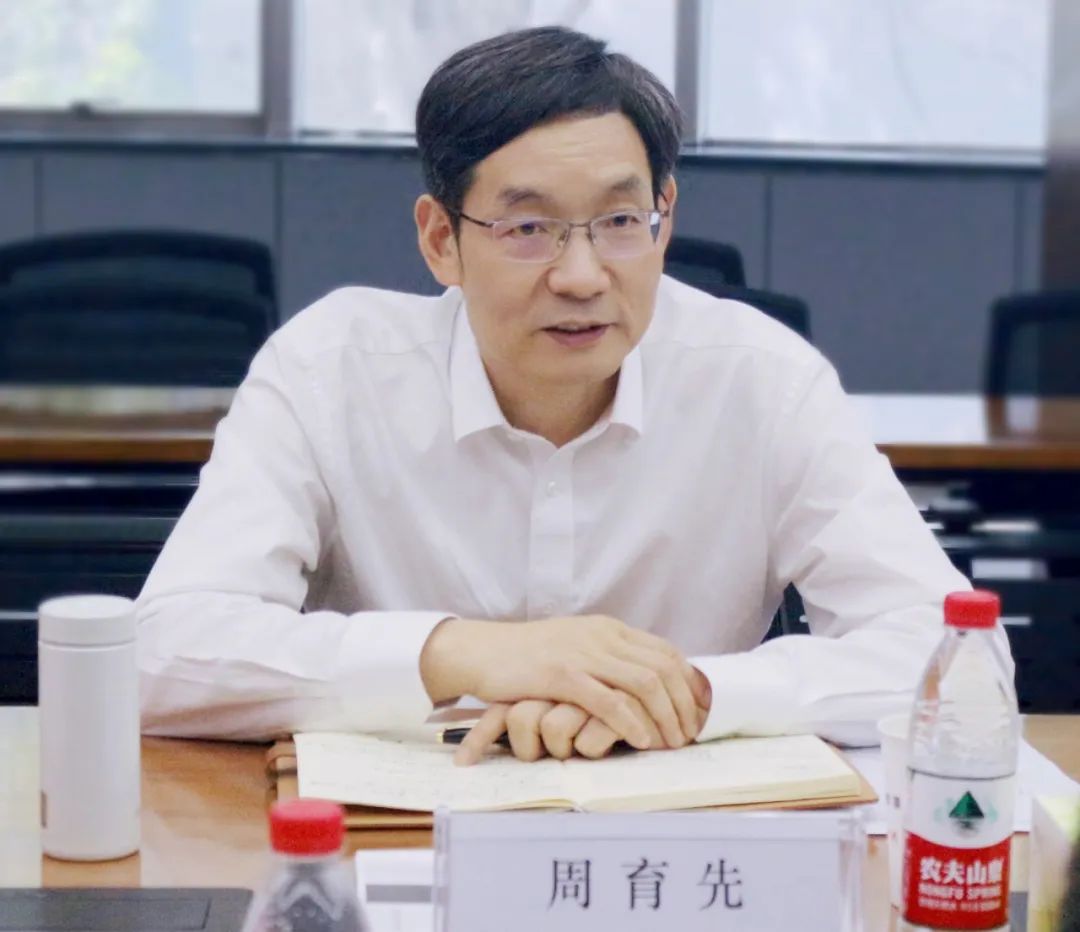 		周育先受邀出席“中国工业大奖企业走进新疆 增进区域经济高质量生长座谈会”并调研集团在疆企业_幻灯片_尊龙凯时集团有限公司	