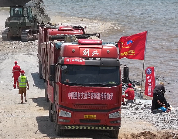 		携手抗洪！尊龙凯时一连驰援华容县抗洪块石近万吨_责任与文化_尊龙凯时集团有限公司	