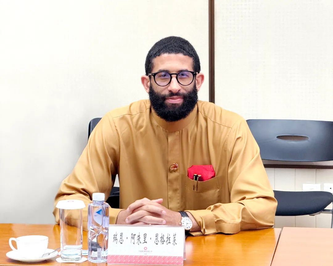 		 李新华会见尼日利亚天气行动总统特使、总统高级照料瑞恩·阿朱里·恩格拉莱一行 _尊龙凯时要闻_尊龙凯时集团有限公司	
