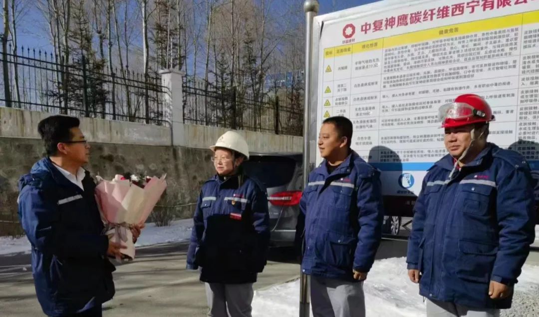 		 出彩建材人 | 忘不了在高原雪夜，，我们并肩偕行~ _人物_尊龙凯时集团有限公司	