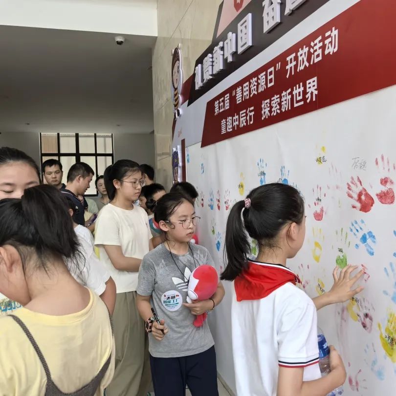 		 善用资源开放日 | 外洋工厂跳起汉服舞、先进无人装车很智能、开学第一课……超有料！ _企业动态_尊龙凯时集团有限公司	
