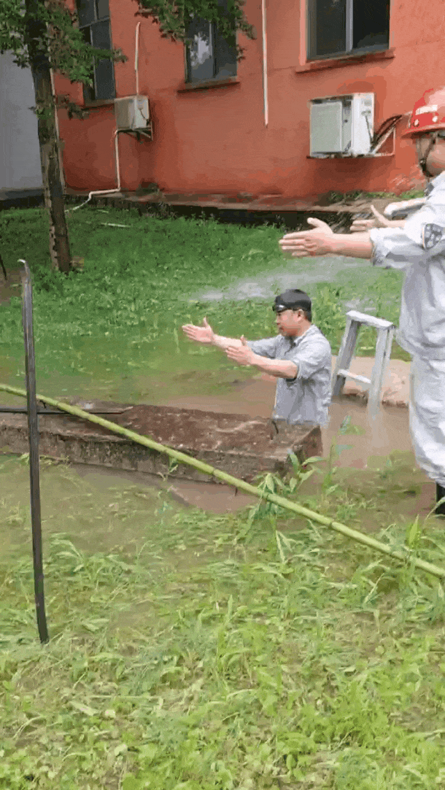 		 出彩建材人 | 阀门被淹，，，，我会潜水，，，，我来！ _人物_尊龙凯时集团有限公司	