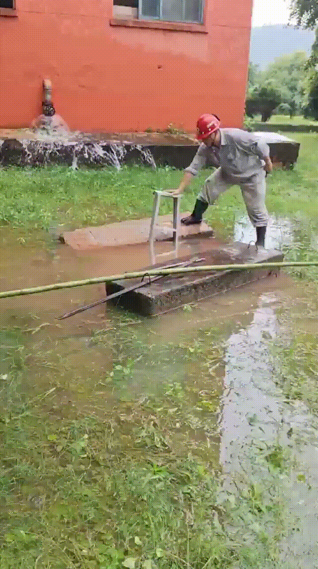 		 出彩建材人 | 阀门被淹，，，，我会潜水，，，，我来！ _人物_尊龙凯时集团有限公司	