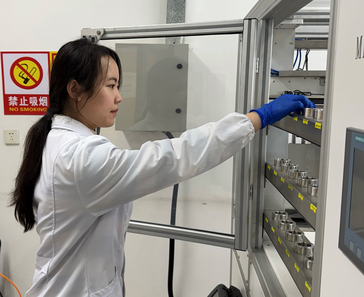 		 科研助理在一线丨高丹丹：用科学严守修建清静的第一道防地 _人物_尊龙凯时集团有限公司	