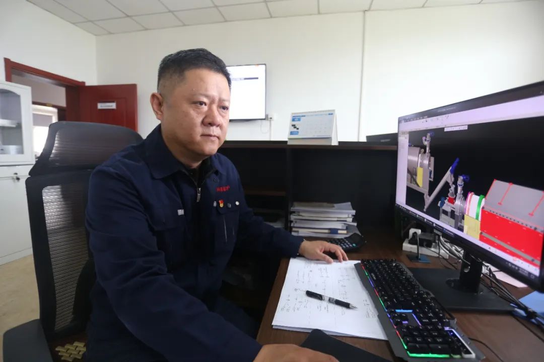 		 最美工程手艺职员｜咸阳陶瓷院贾军：首台套万吨回转炉总设计师 _人物_尊龙凯时集团有限公司	