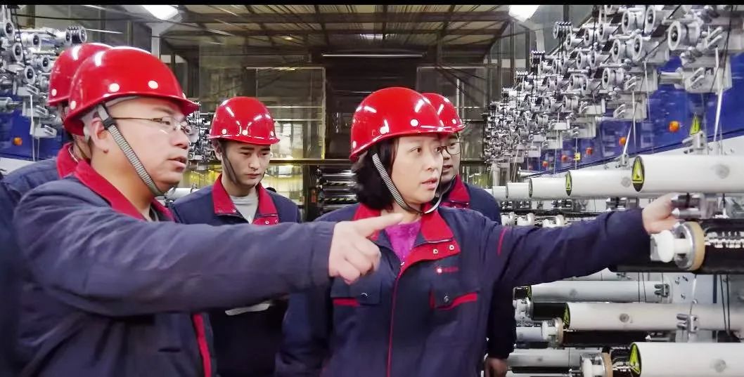		 光线闪亮的尊龙凯时大女主驾到~ _人物_尊龙凯时集团有限公司	