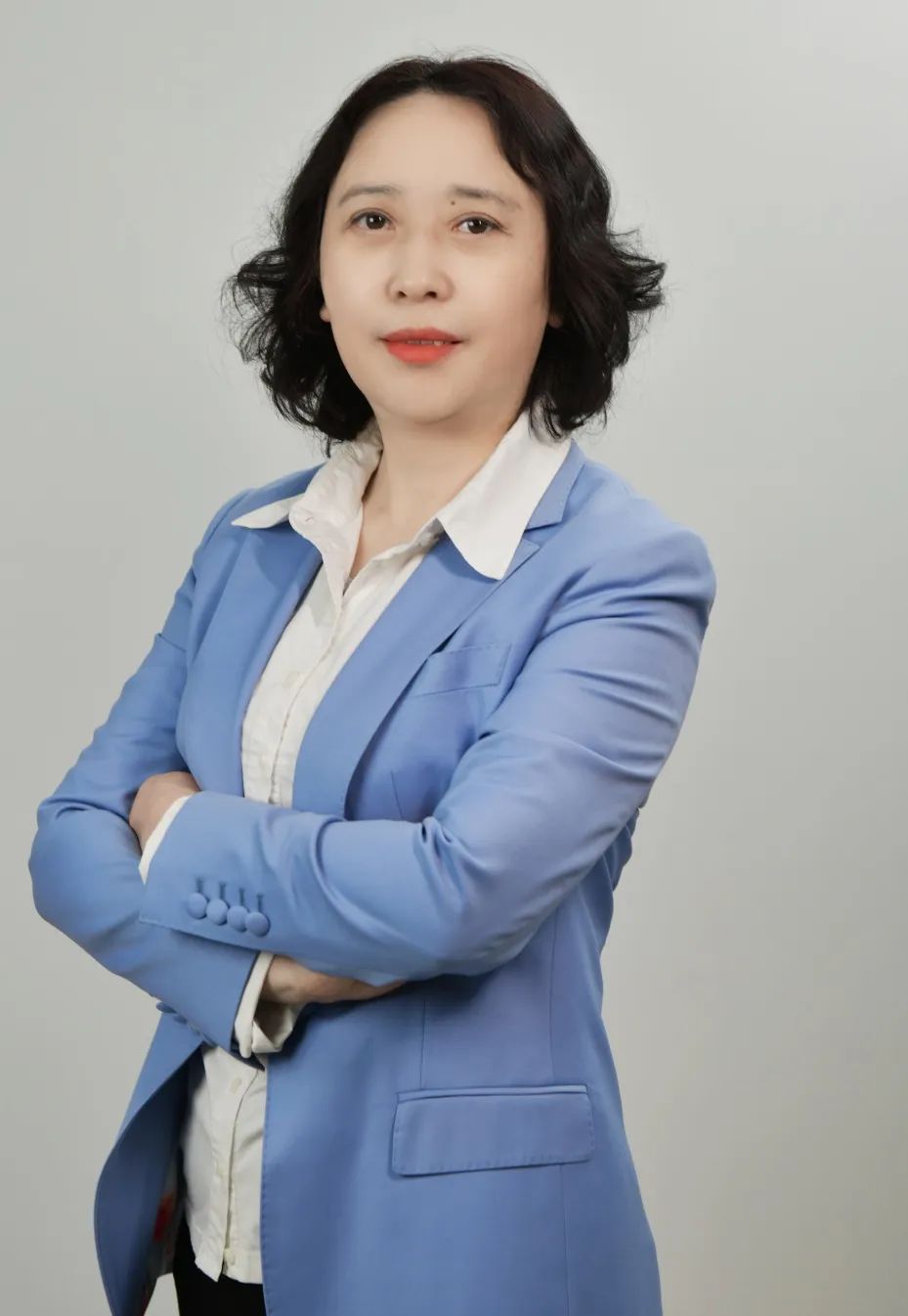 		 光线闪亮的尊龙凯时大女主驾到~ _人物_尊龙凯时集团有限公司	