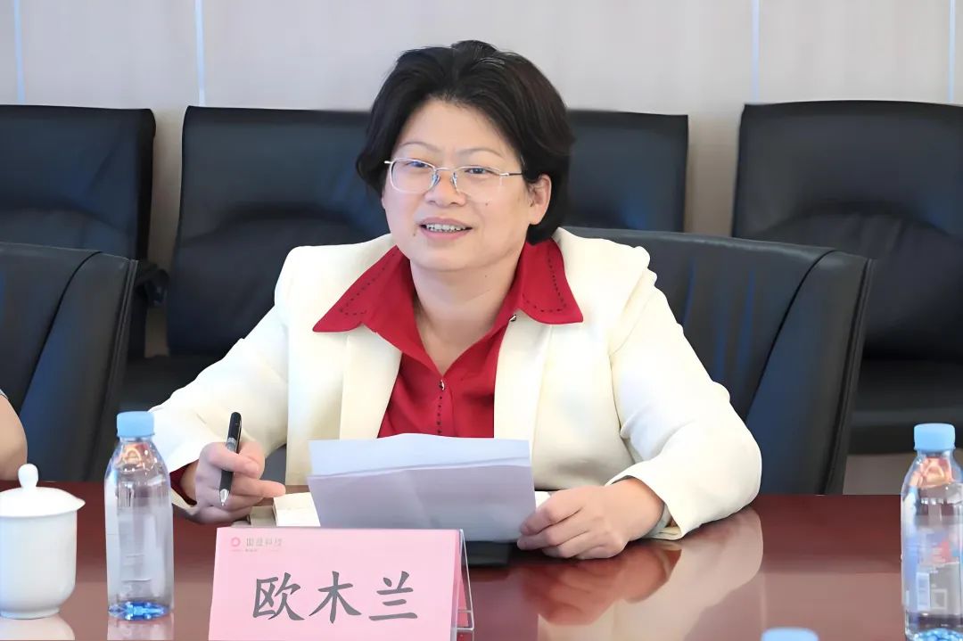 		 光线闪亮的尊龙凯时大女主驾到~ _人物_尊龙凯时集团有限公司	