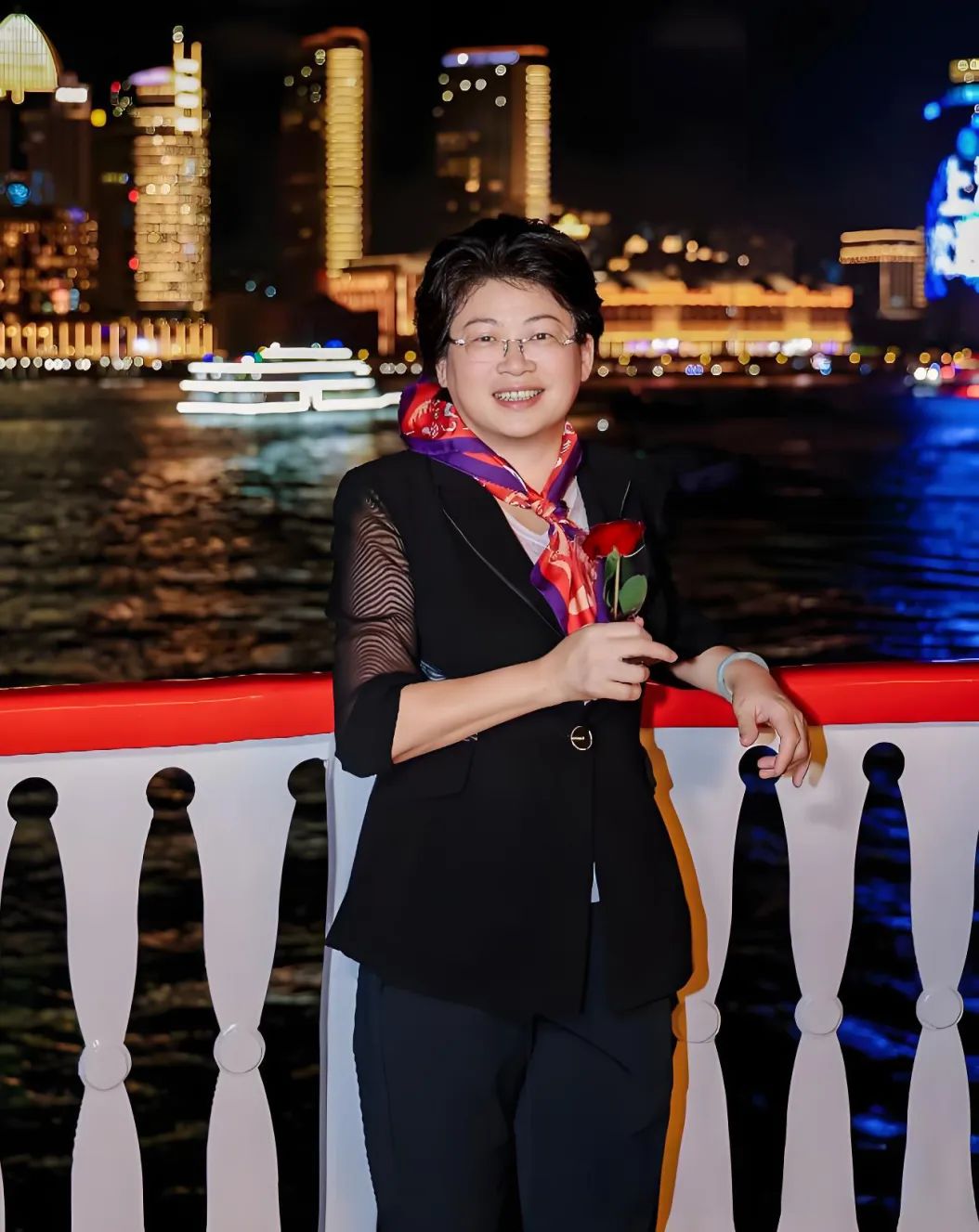 		 光线闪亮的尊龙凯时大女主驾到~ _人物_尊龙凯时集团有限公司	