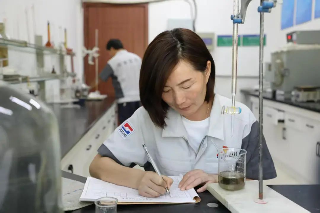 		 光线闪亮的尊龙凯时大女主驾到~ _人物_尊龙凯时集团有限公司	