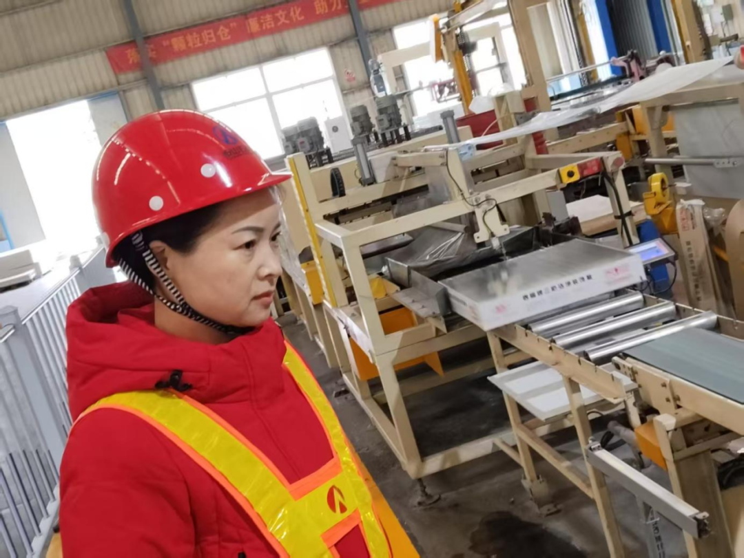 		 光线闪亮的尊龙凯时大女主驾到~ _人物_尊龙凯时集团有限公司	